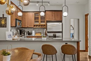 Fridge, microwave, oven, stovetop - *New* Luxury Retreat w/ Heated Pool, 2 Hot Tubs, Fireplace + Sleeps 8 (Canmore)