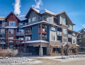 Exterior - *New* Luxury Retreat w/ Heated Pool, 2 Hot Tubs, Fireplace + Sleeps 8 (Canmore)