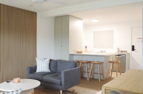 Living area.
RIVERSIDE ACCOMMODATION
Sunlit on the Clyde