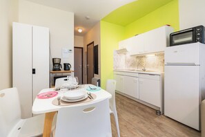 Fridge, microwave, oven, stovetop - 1 bedroom accommodation in De Panne (De Panne)