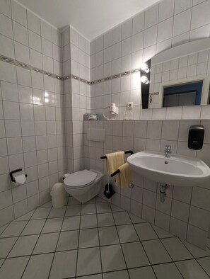 Classic-Einzelzimmer | Badezimmer | Dusche, Haartrockner, Handtücher, Seife