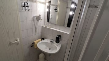 Basic-Zweibettzimmer | Badezimmer | Dusche, Haartrockner, Handtücher, Seife