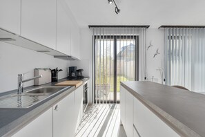 Wasserkocher mit Kaffee-/Teezubehör, Kühlschrank, Mikrowelle, Herdplatte