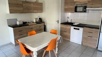 Réfrigérateur, micro-ondes, plaque de cuisson, lave-vaisselle