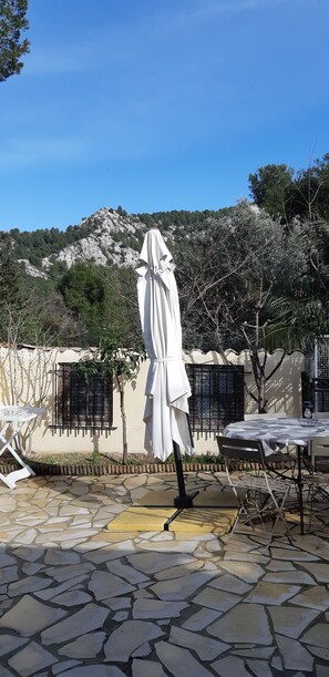 Outdoor dining - Small villa sleeps 6, near the calanques.  Ideal for hiking and climbing (Marseille)
