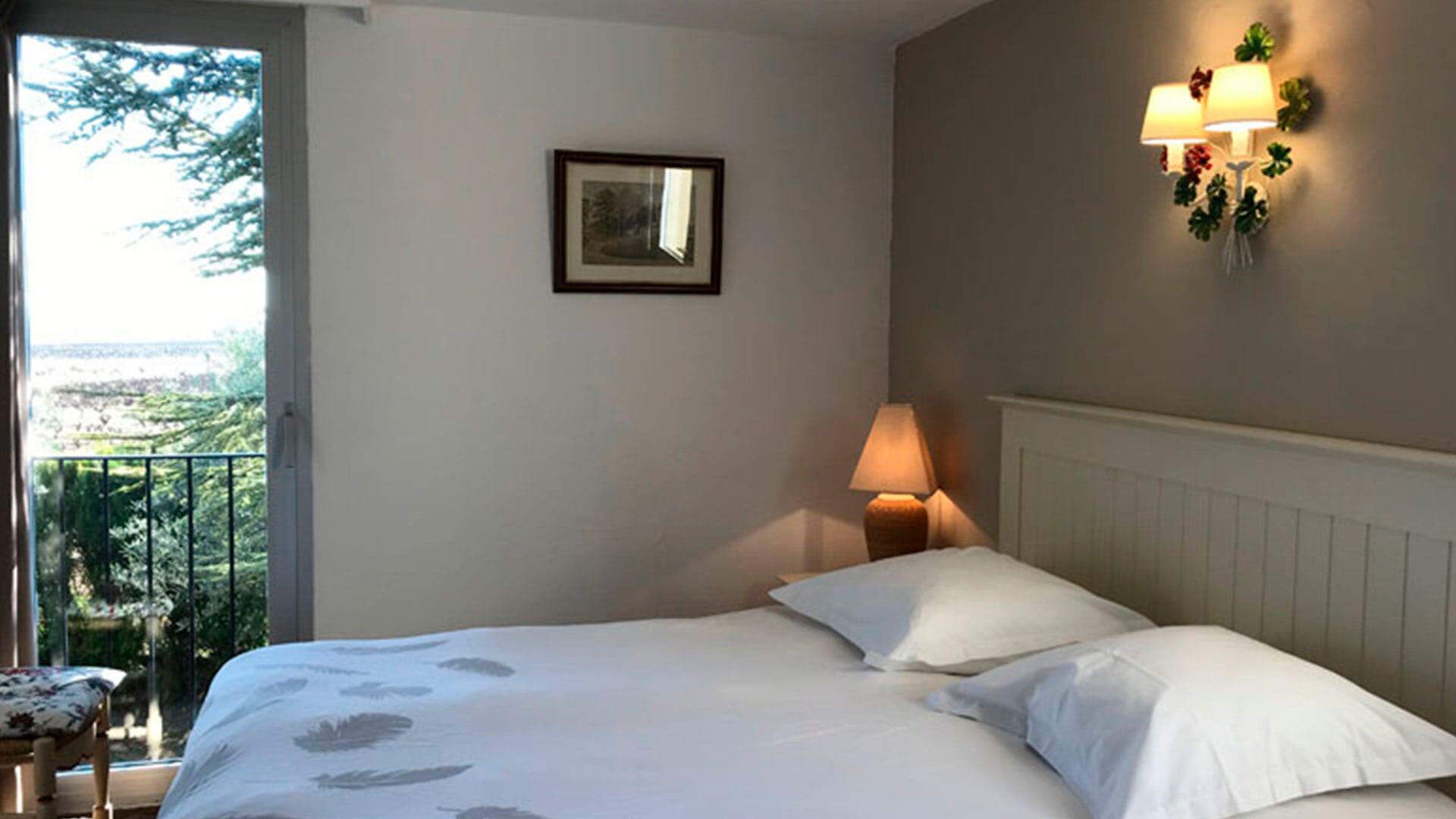 Habitación cuádruple Deluxe, baño en la habitación, vista al jardín | Escritorio y wifi gratis 