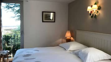 Chambre Quadruple Deluxe, salle de bains attenante, vue jardin