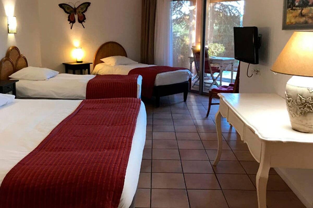 Habitación cuádruple clásica, baño en la habitación, vista al jardín | Escritorio y wifi gratis