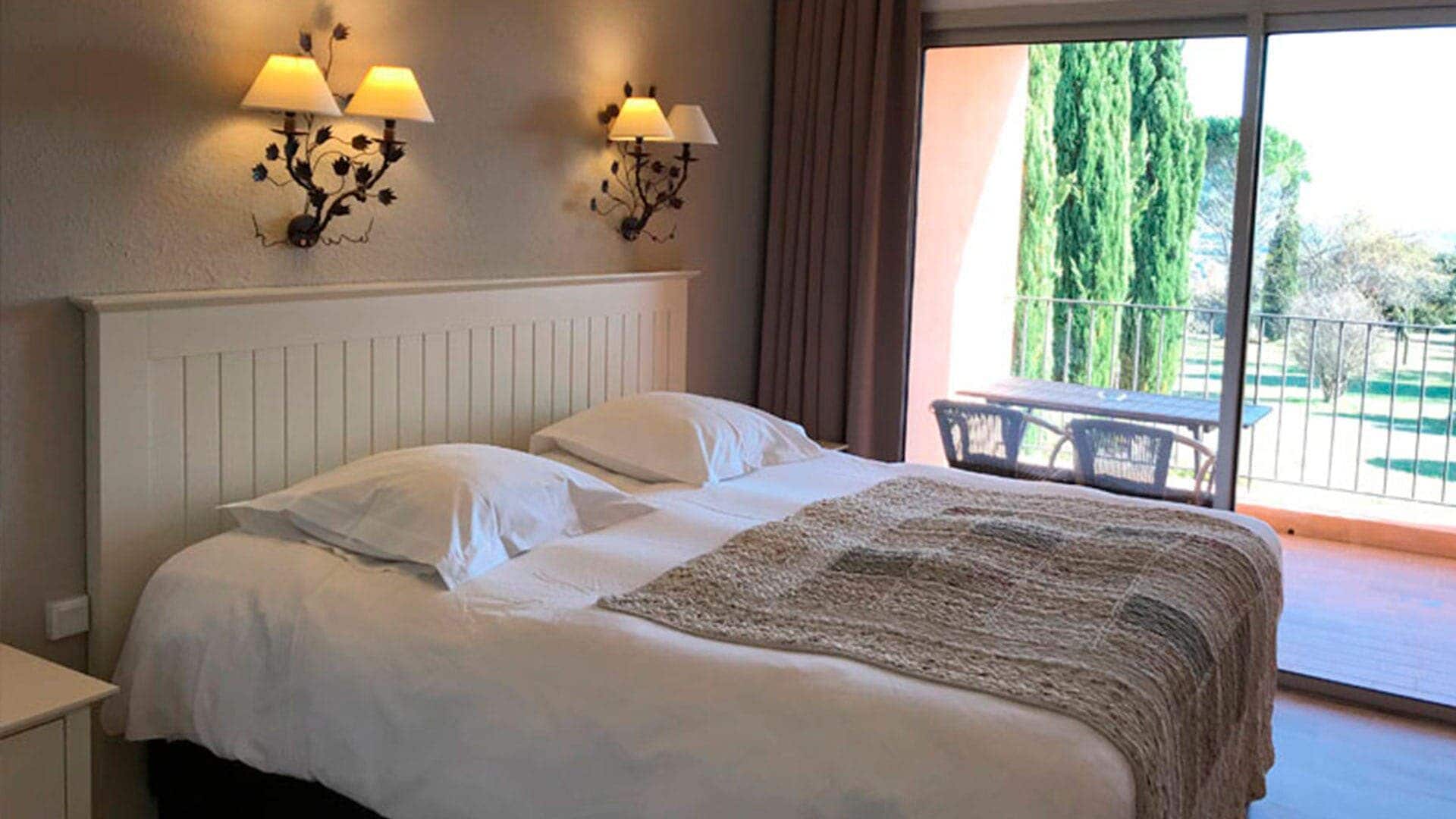 Chambre Supérieure Double ou avec lits jumeaux, salle de bains attenante, vue jardin