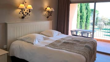 Chambre Supérieure Double ou avec lits jumeaux, salle de bains attenante, vue jardin
