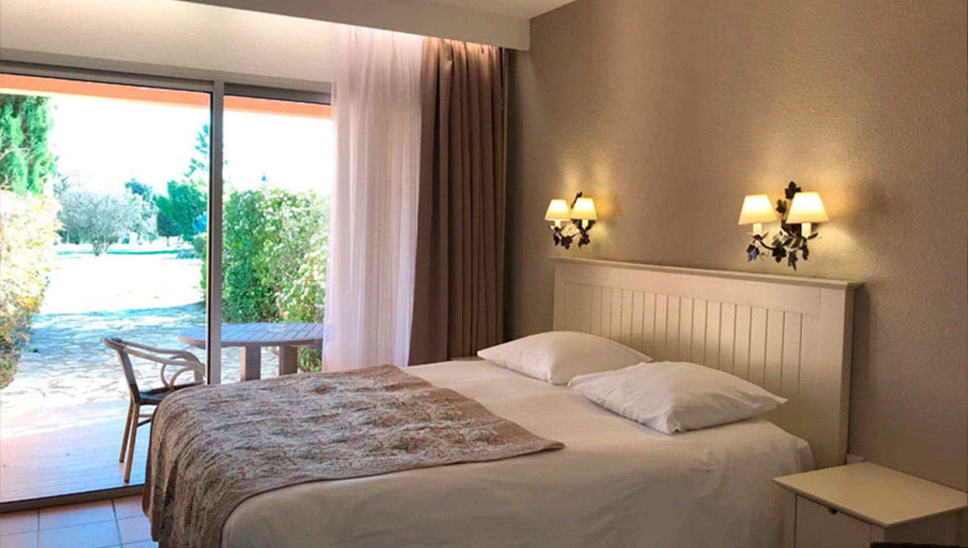 Habitación doble clásica, baño en la habitación, vista al jardín | Escritorio y wifi gratis 