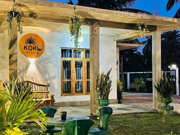 Outdoor dining - KOKO Villa (Negombo)