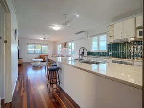 Fridge, microwave, oven, stovetop - Ocean Getaway (Torquay)