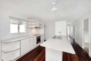 Private kitchen - Ocean Getaway (Torquay)