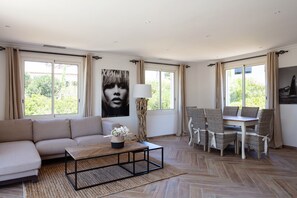 TV - Villa Jardin des Trois: luxury villa with guest accommodations, private pool, and ocean views (Sainte-Maxime)