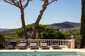 A heated pool - Villa Jardin des Trois: luxury villa with guest accommodations, private pool, and ocean views (Sainte-Maxime)