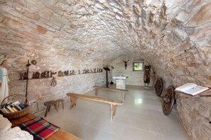 Interior - Wine Room with Shared Garden, Wi-Fi and Air Conditioning (Negrar di Valpolicella)