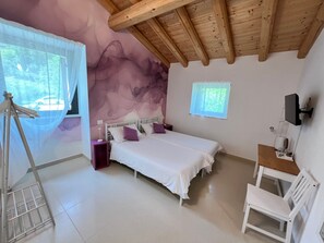 WiFi, bed sheets - Wine Room with Shared Garden, Wi-Fi and Air Conditioning (Negrar di Valpolicella)