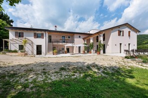 Exterior - Wine Room with Shared Garden, Wi-Fi and Air Conditioning (Negrar di Valpolicella)
