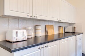 Private kitchen - Delightful 4-bedroom apartment in welcoming Birmingham neighborhood (Birmingham)