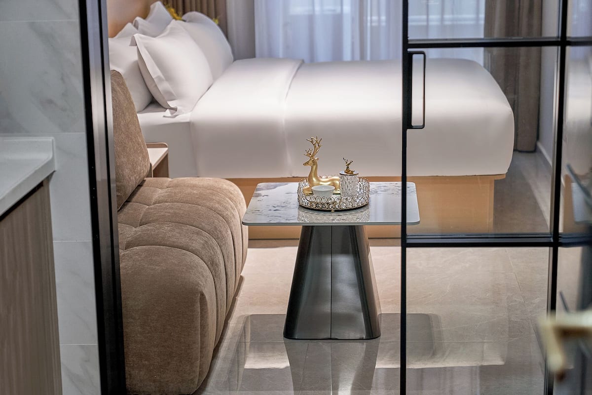 Habitación básica doble, vista a la ciudad | Edredón, tabla de planchar con plancha, wifi gratis y ropa de cama 