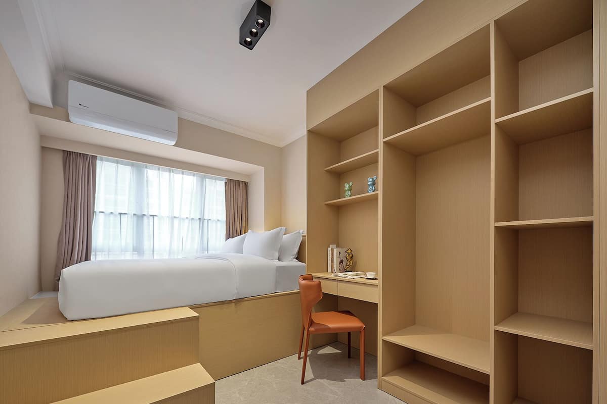 Suite familiar, balcón, vista a la ciudad | Edredón, tabla de planchar con plancha, wifi gratis y ropa de cama 