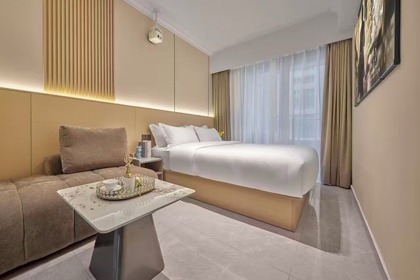 Cubrecamas, tabla de planchar con plancha, wifi gratis y ropa de cama