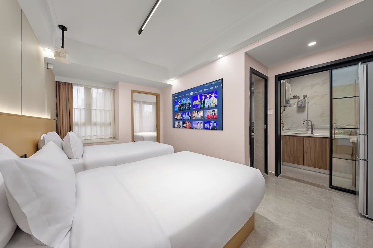Suite Confort, balcón, vista a la ciudad | Edredón, tabla de planchar con plancha, wifi gratis y ropa de cama 