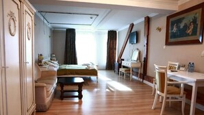 Une chambre comprenant un lit, un bureau, une chaise, une armoire et un téléviseur.