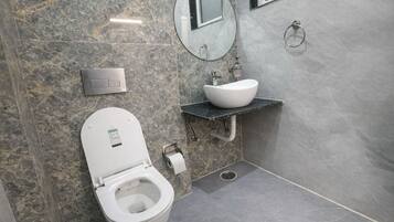 Shower, rainfall showerhead, free toiletries, bidet