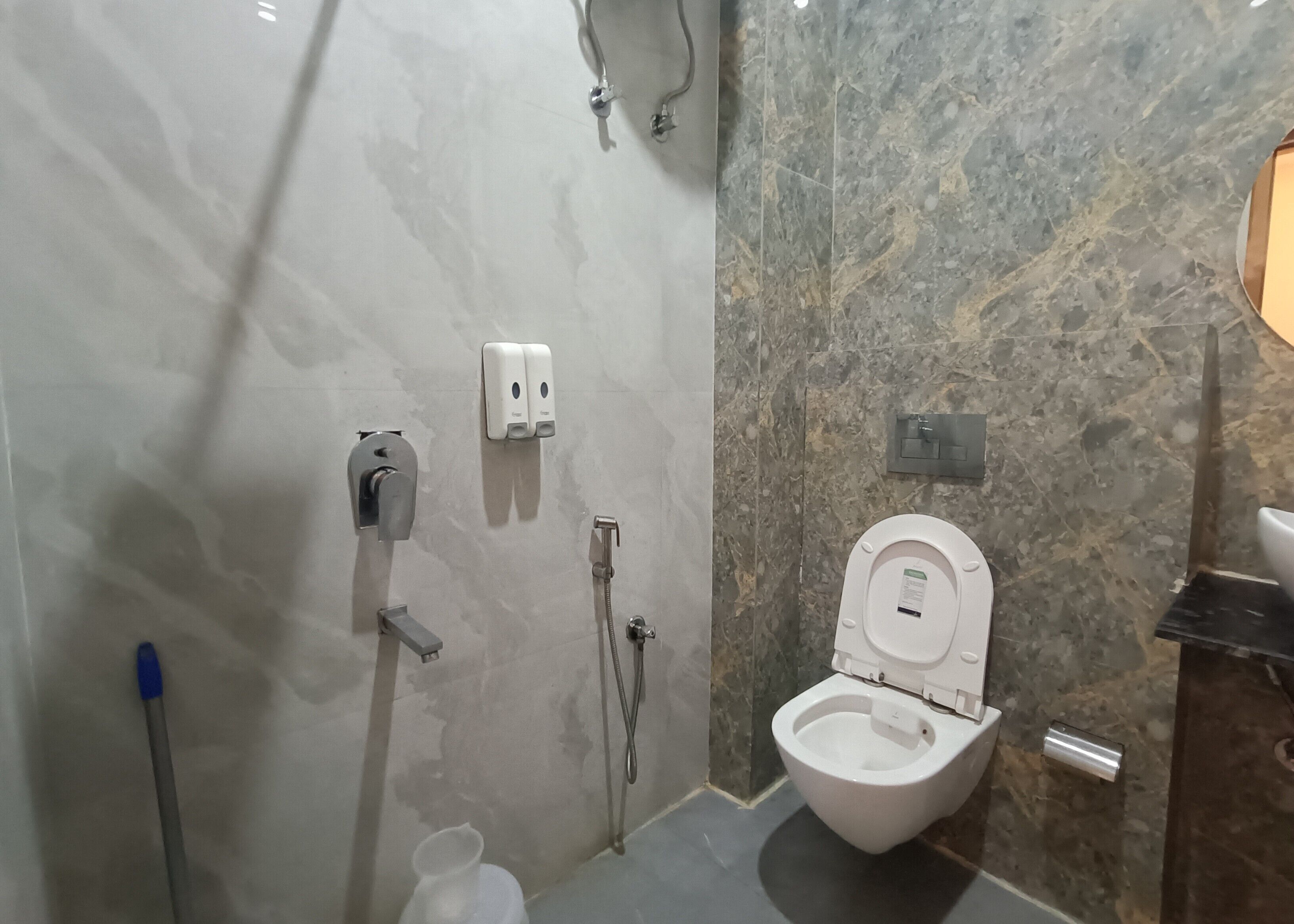 Ducha y cabezal de ducha tipo lluvia