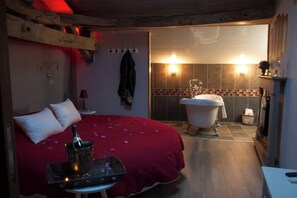 Quarto casal luxo, 1 cama Queen | Wi-Fi de cortesia, roupa de cama