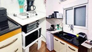 A compact kitchen with a microwave, toaster, and small refrigerator. - Pousada Miss Roses (Foz do Iguaçu)