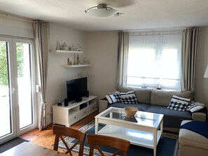 Fernseher, DVD-Player, Stereoanlage