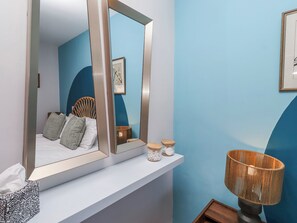 2 Schlafzimmer, individuell dekoriert, individuell eingerichtet