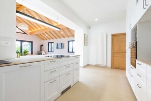 Kühlschrank, Mikrowelle, Ofen, Geschirrspüler