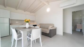 Panoramic-Penthouse, Meerblick | Wohnbereich | Flachbildfernseher