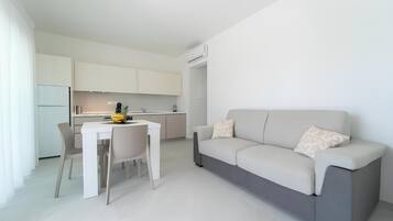 Comfort Condo, Courtyard View | Living area