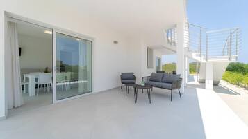 Premier Apartment, Courtyard View | Outdoor dining