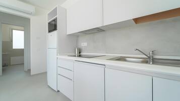 Premier-Apartment, Blick auf den Innenhof | Eigene KĂŒche