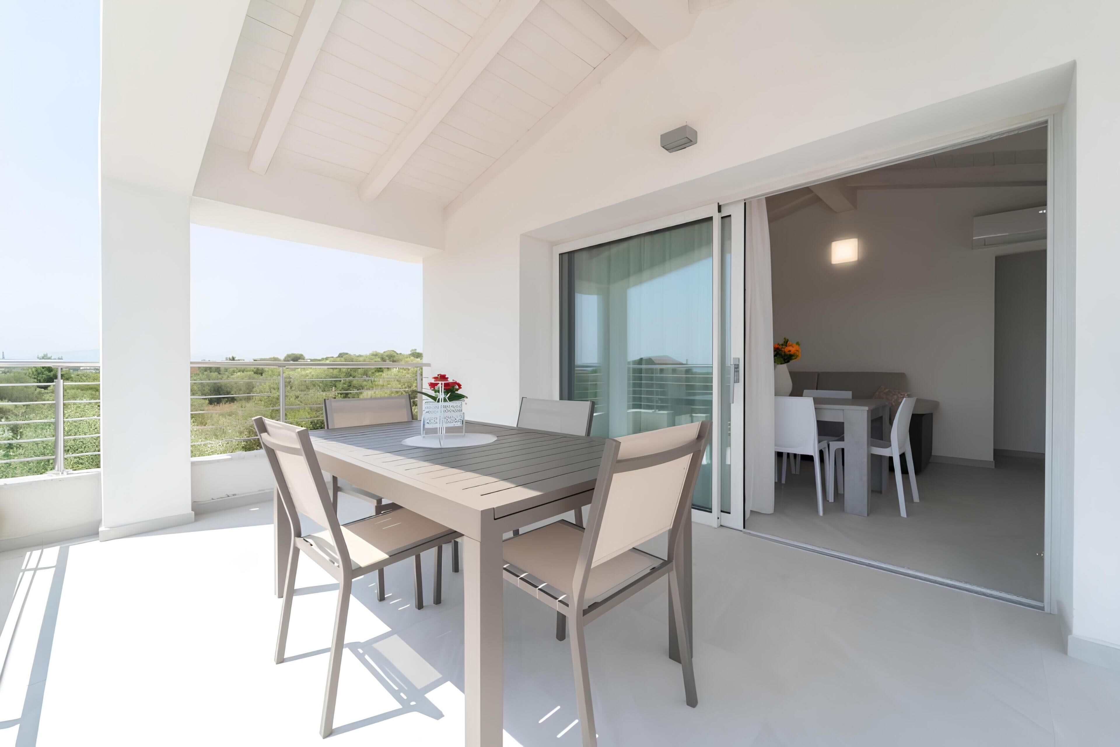 Ático panorámico, vistas al mar | Restaurante al aire libre