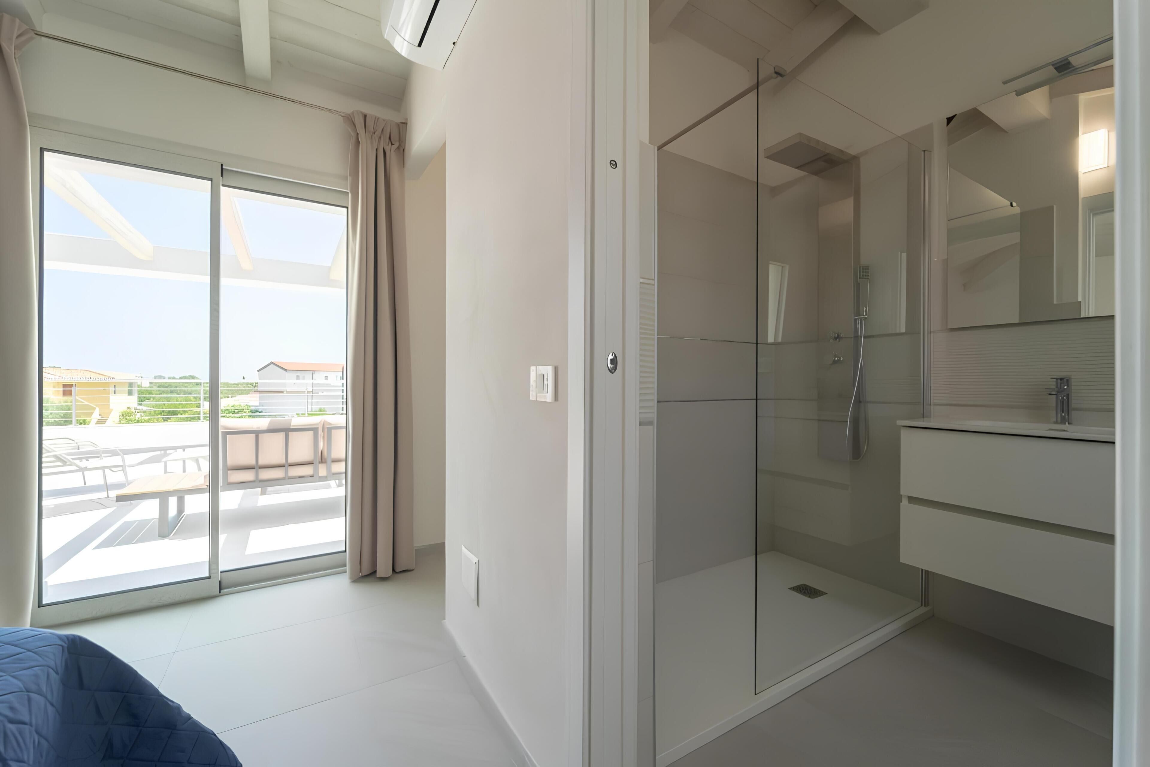 Attico panoramico, vista mare | Bagno | Asciugacapelli, asciugamani, sapone, shampoo