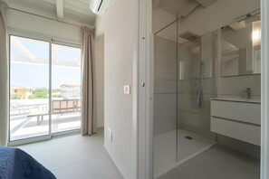 Ático panorámico, vistas al mar | Baño