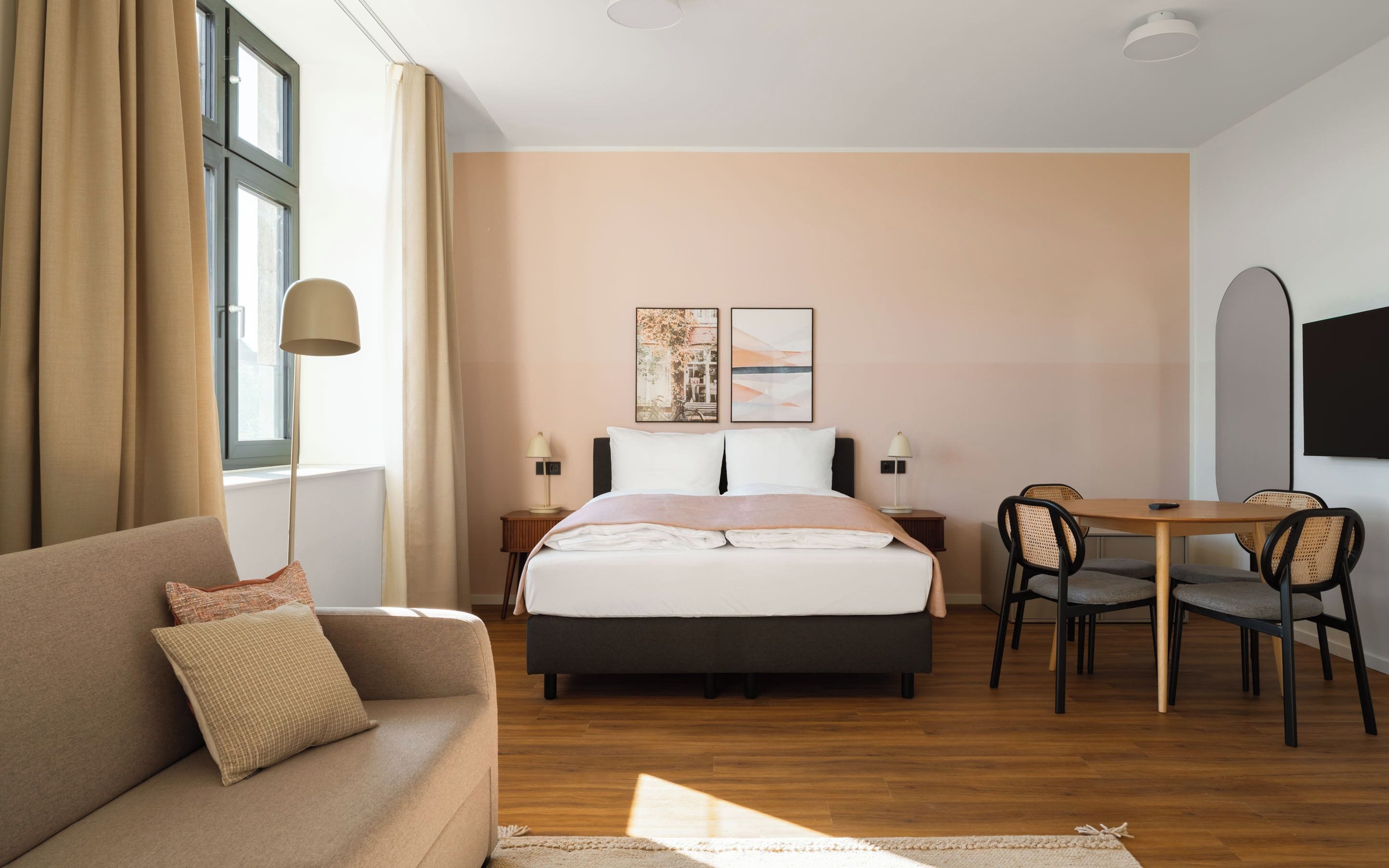 Suite with Sofa Bed | Individuell dekoriert, individuell eingerichtet, Schreibtisch