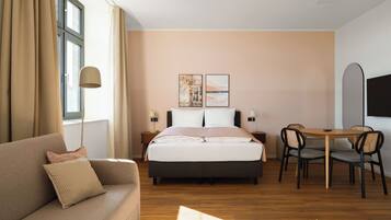 Suite with Sofa Bed | Individuell dekoriert, individuell eingerichtet, Schreibtisch