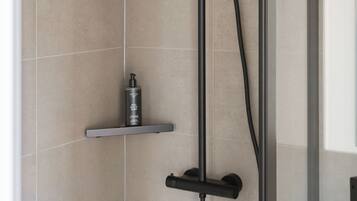 Dusche, umweltfreundliche Kosmetikartikel, Haartrockner, Handtücher