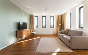 Comfort Suite with Sofa Bed | Individually decorated, individually furnished, desk, laptop workspace - Limehome Gelsenkirchen Hochstr. (Gelsenkirchen)