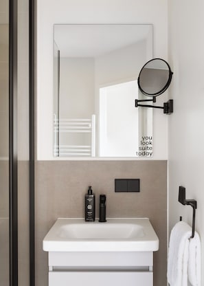 Regadera, amenidades de baño ecológicas, secadora de cabello, toallas