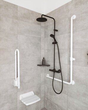 Suite Wheelchair Accessible | Bathroom | Shower, eco-friendly toiletries, hair dryer, towels