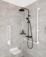 Suite Wheelchair Accessible | 浴室 | 淋浴设施、环保洗浴用品、吹风机、毛巾